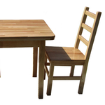 Дерев'яні столи і стільці