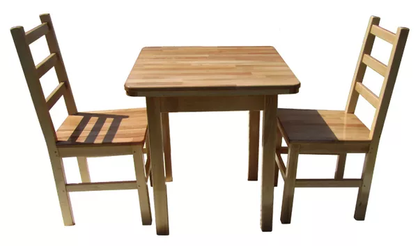 Дерев'яні столи і стільці